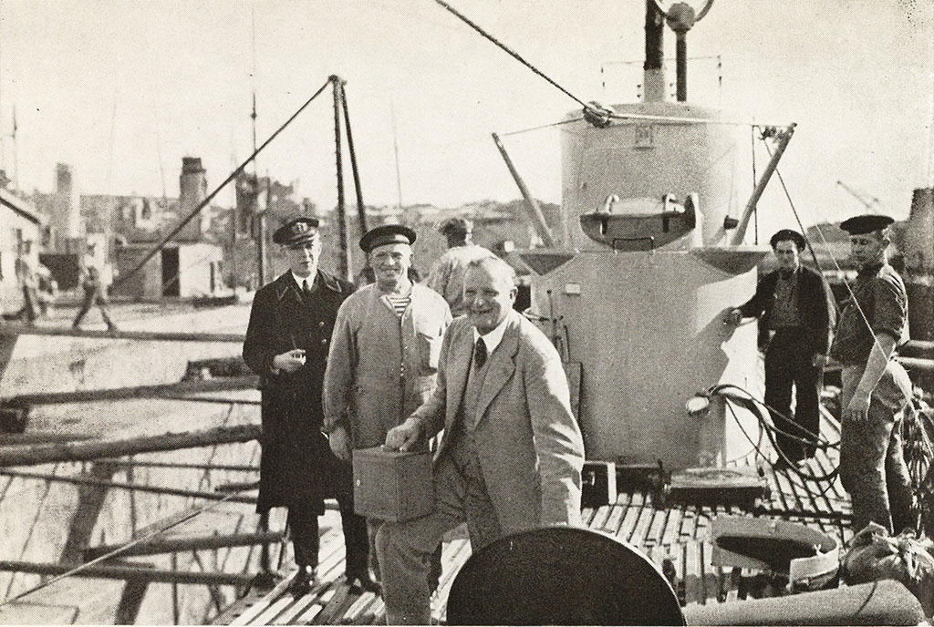 Vening Meinesz boarding the K-XVIII holding the Holweck-Lejay land gravimeter. With his 2-meters height, it was a real challenge.